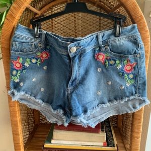 Jean shorts with floral embroidery